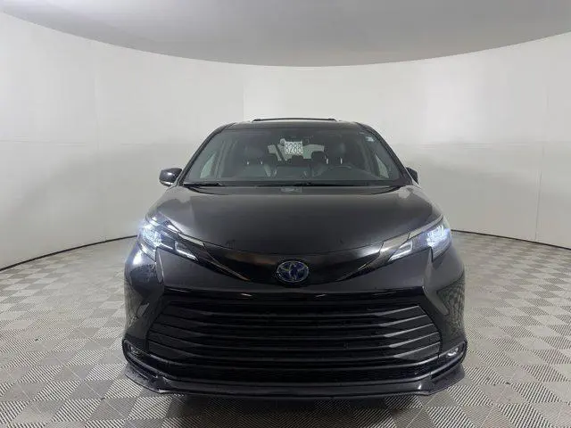 2023 Toyota Sienna Woodland Edition