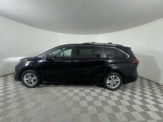 2023 Toyota Sienna Woodland Edition